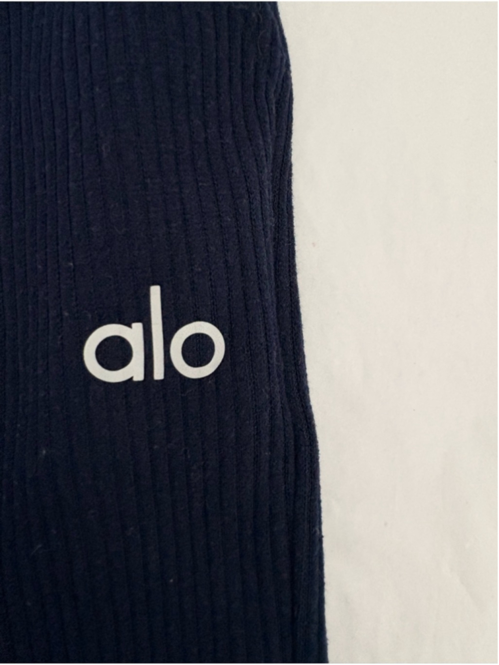 Alo Yoga Muse Sweatpants Sz M Navy EUC - Picture 4 of 10